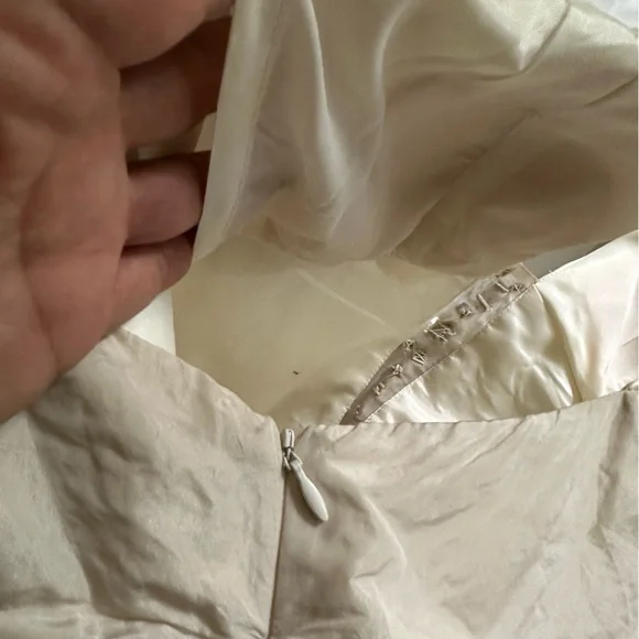 This is a Nicole Miller wedding dress, size 10. It wants to get married again! - Picture 12 of 17